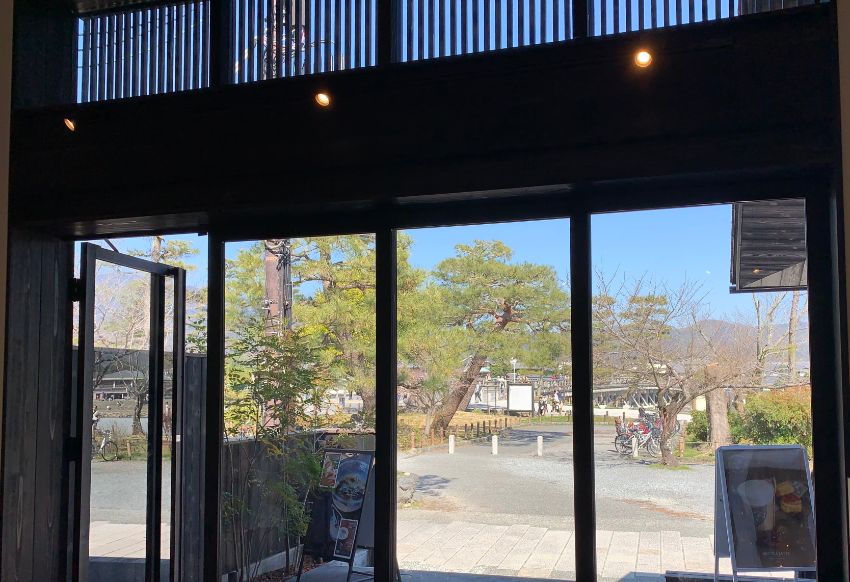 窓から渡月橋が見える嵐山オカフェの眺望