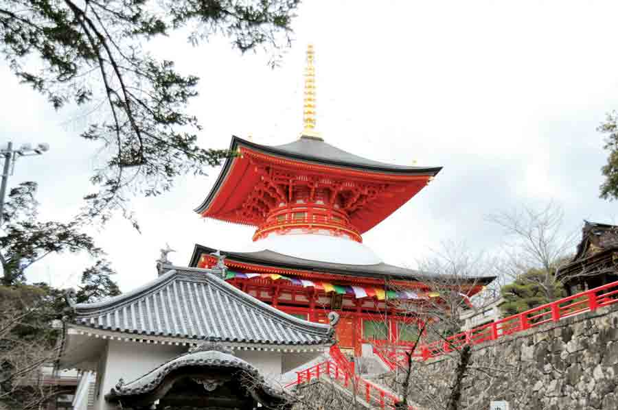 中山寺の朱塗りの大願塔