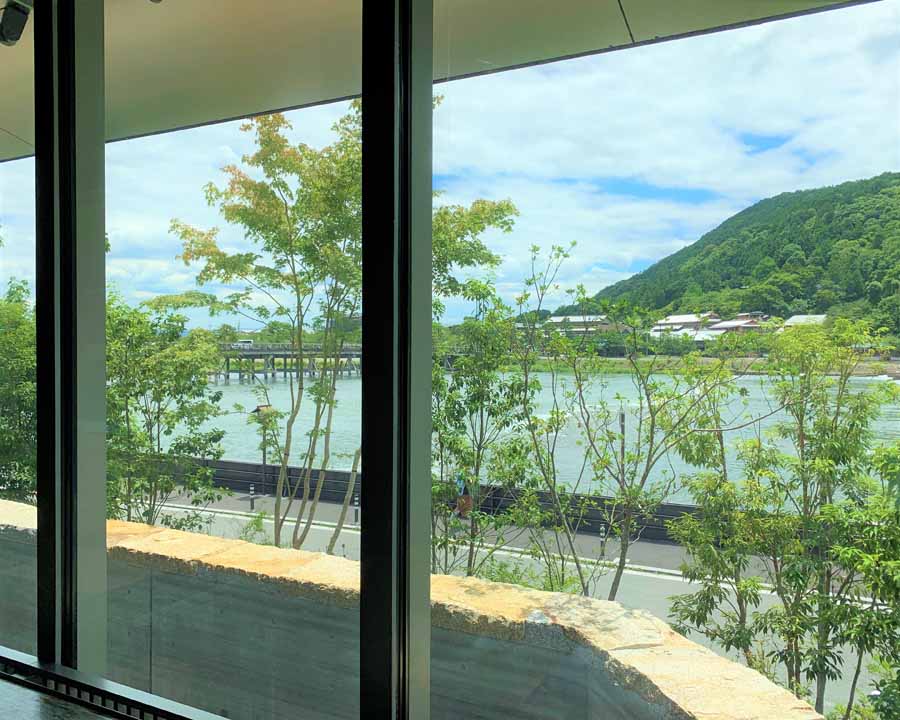 嵐山渡月橋を眺める一等席に立つMUNI京都