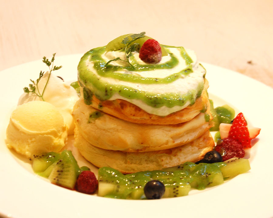 キウイとクリームで飾ったパンケーキ