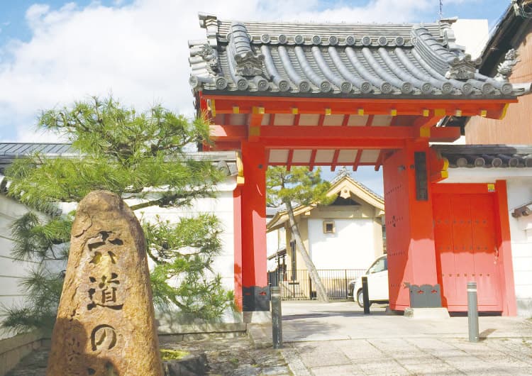 六道珍皇寺の入り口