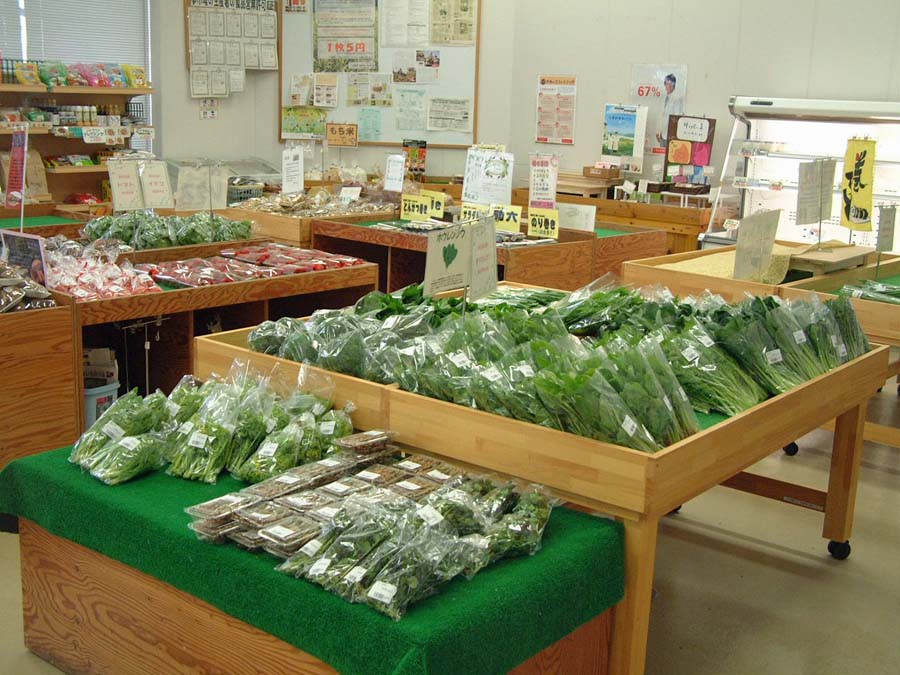 西谷産直の野菜が並ぶ西谷夢市場