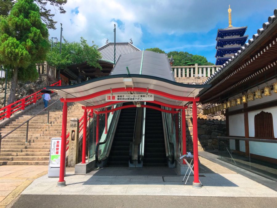 中山寺のエスカレーター