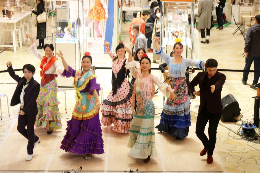 フラメンコの衣装を着て踊る女性たち
