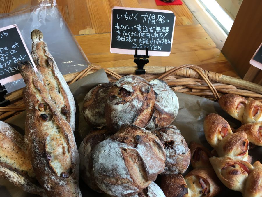 HATSUTATSUの店頭に並ぶパン