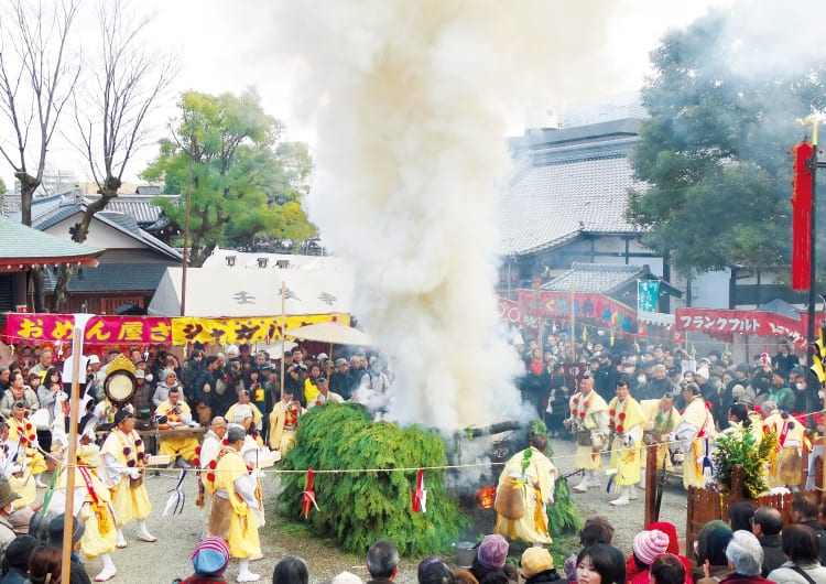 神事で天に昇る煙