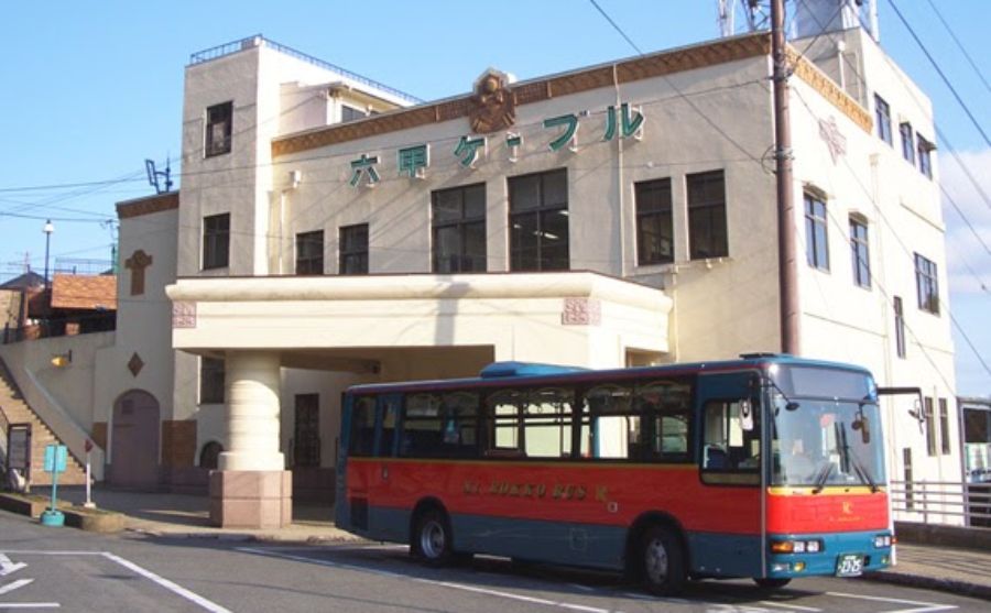 六甲ケーブルの駅舎と六甲山上バス