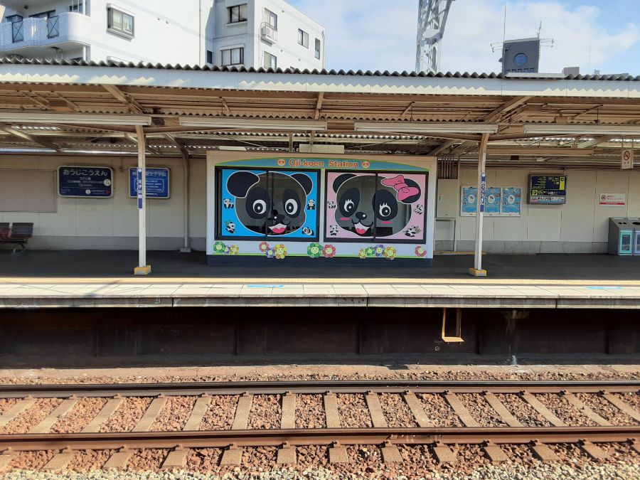 阪急王子公園駅のパンダのイラストが描かれた待合室