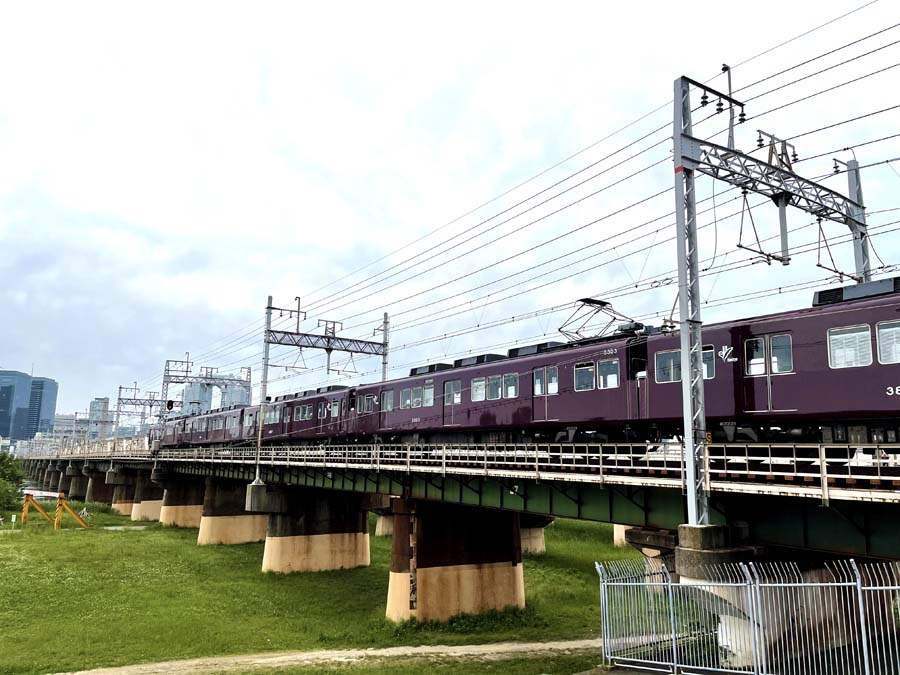 十三大橋を通過する阪急電車