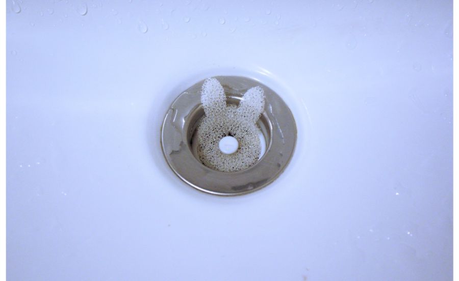 洗面台排水口用ゴミキャッチャー耳付きウサギ型24Pを排水口にセットしたところ