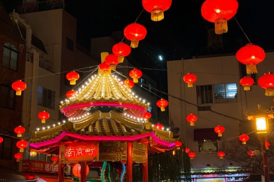 提灯で照らされる南京町広場