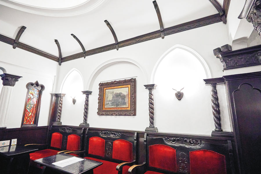 豪華客船のホールをイメージしてデザインされたフランソア喫茶室の内装