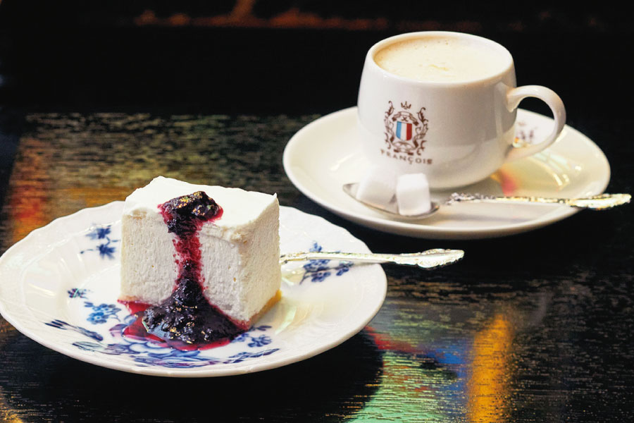 フランソア喫茶室フレッシュクリームたっぷりの「珈琲」と「レアチーズケーキ」