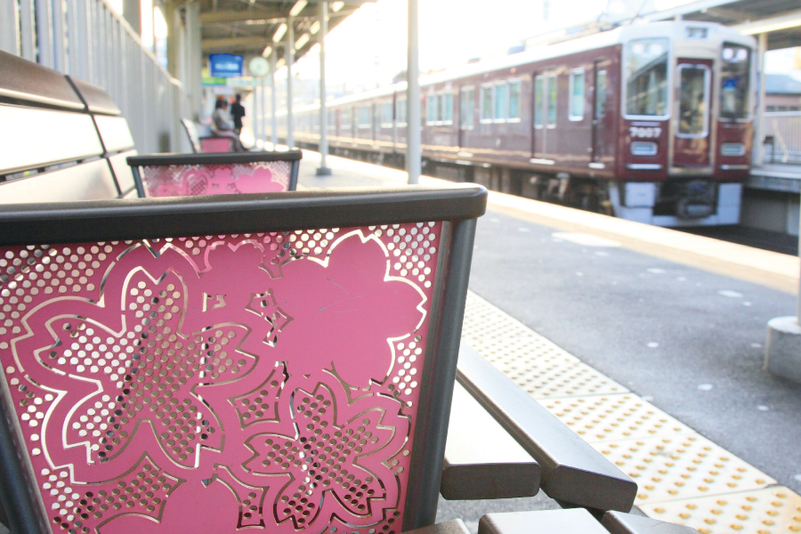 夙川駅　桜のベンチ
