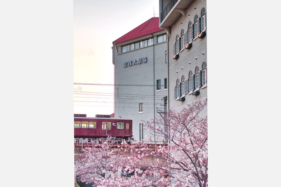 宝塚大劇場と桜