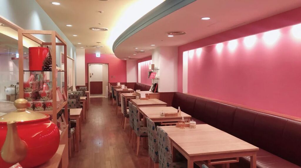 かわいらしいピンク色の店内のムレスナティー大阪