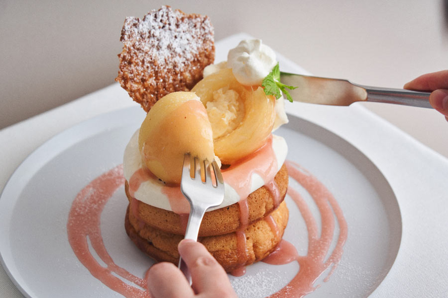 ナイフを入れるまるごと桃のパンケーキ