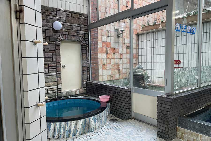 葉村温泉の水風呂と露天風呂