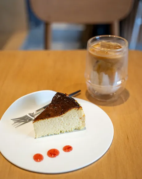 SOT COFFEE 宝塚仁川のバスクチーズケーキとアイスラテ