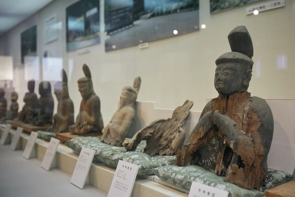 神像館に展示される御神像の数々