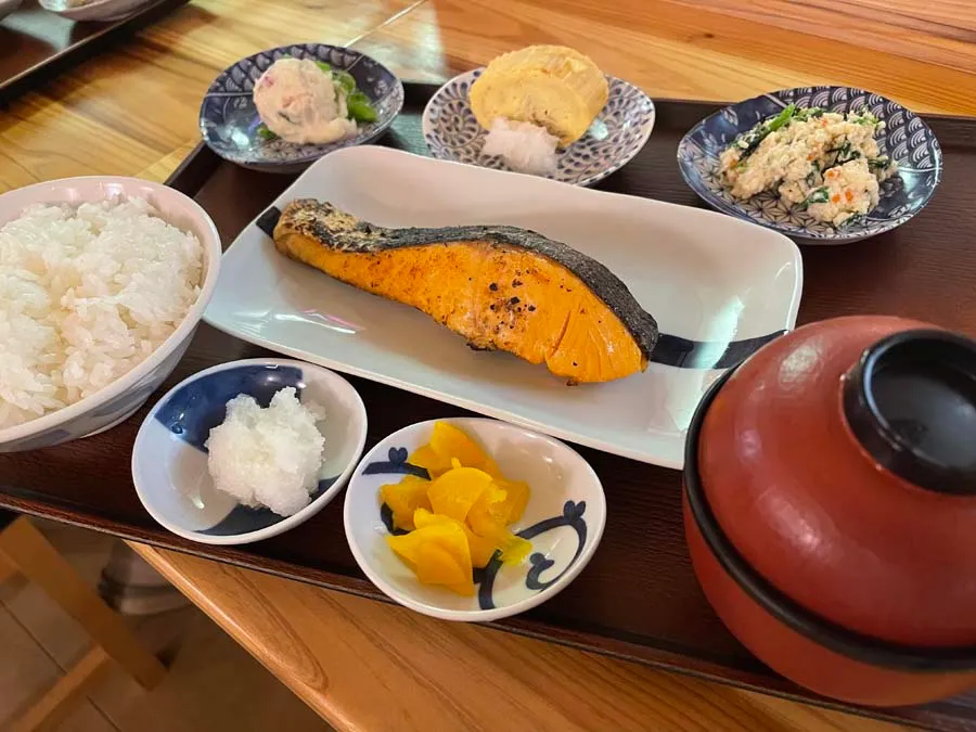 阪急三番街の梅田食堂の銀鮭の塩焼き定食