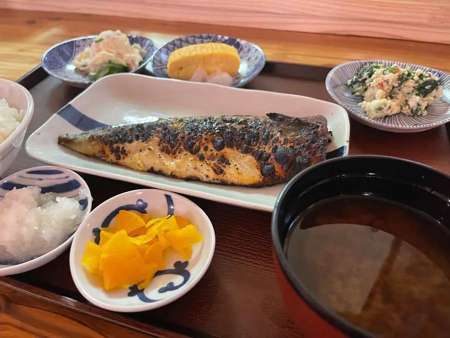 阪急三番街の梅田食堂のサバ定食