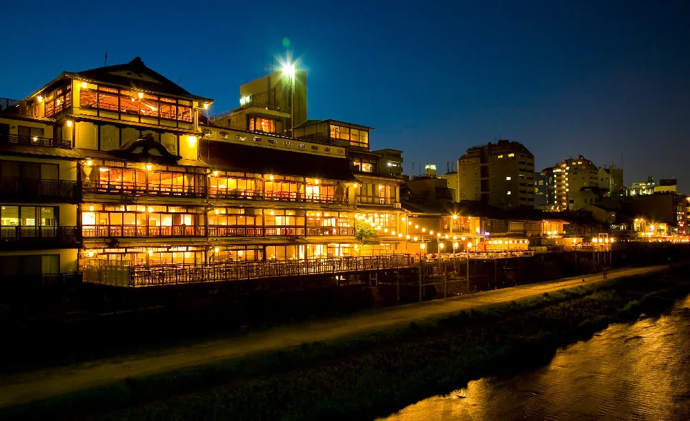 京都鮒鶴の夜の川床の様子