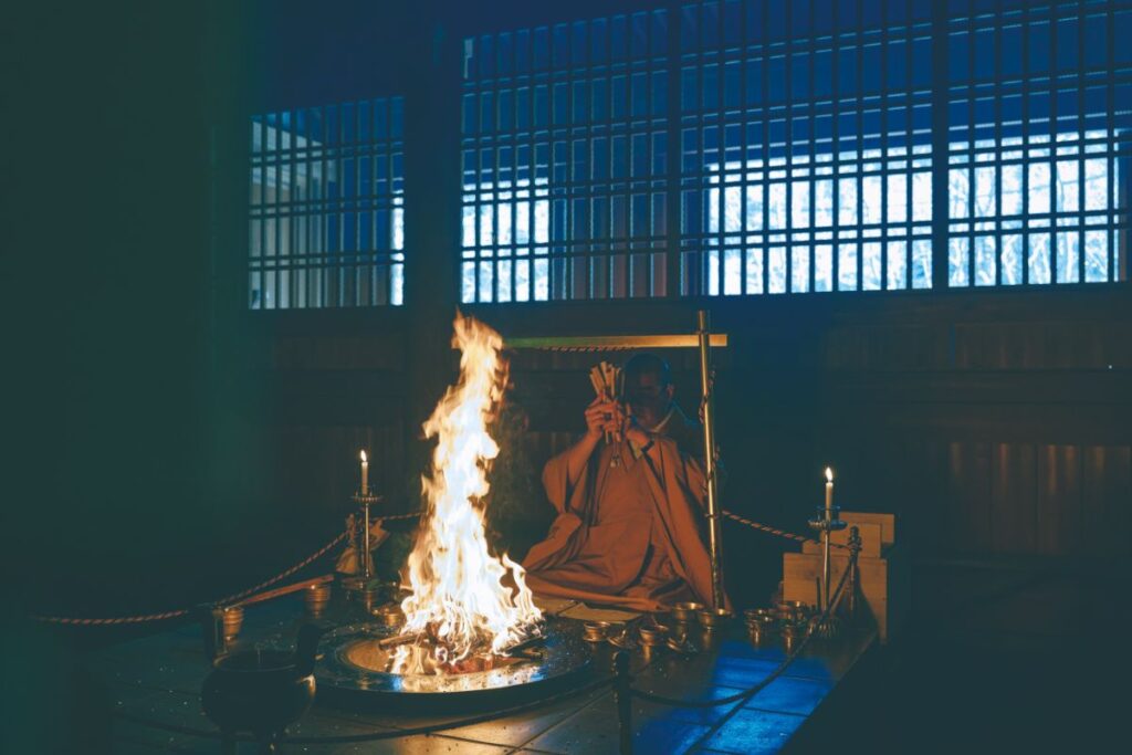 暗がりの中で護摩をたく僧侶