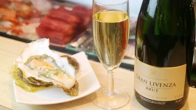 牡蠣とワイン立喰い すしまる 阪急サン広場　牡蠣とワイン