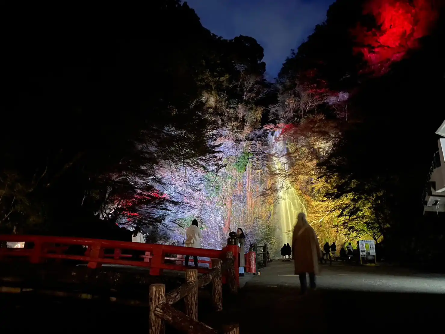 ライトアップされた箕面の滝