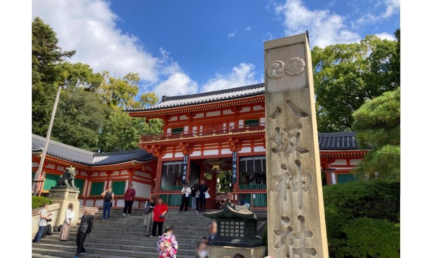 京都「八坂神社」の見どころやご利益を紹介。縁結びや美麗祈願の末社も | TOKK（トック）大阪京都神戸阪急沿線おでかけ情報メディア