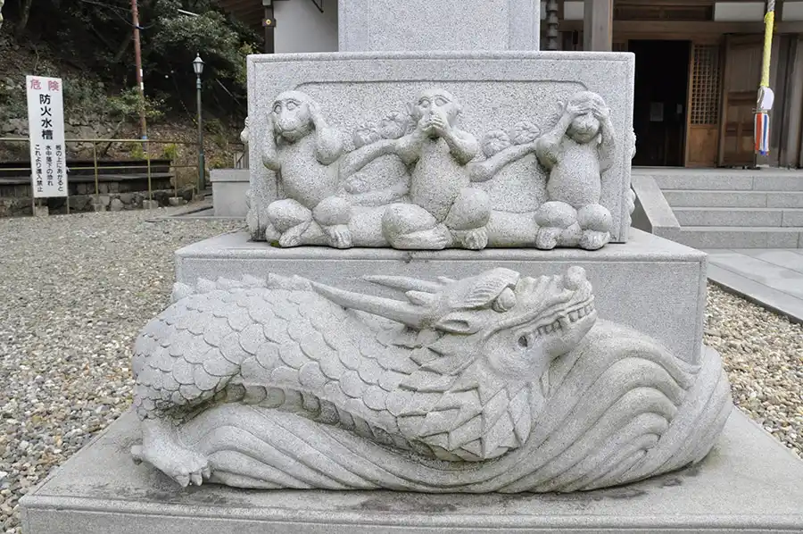 瀧安寺の猿の像