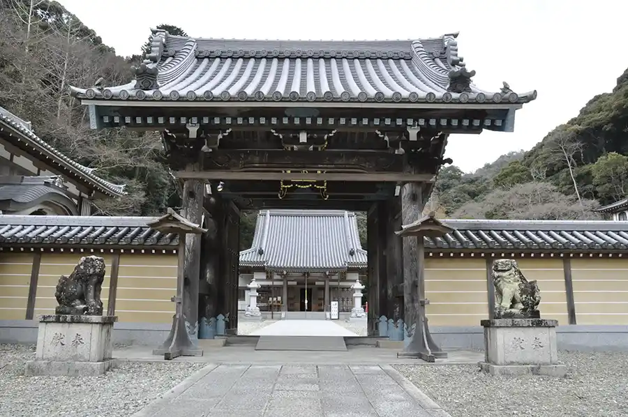 瀧安寺の門