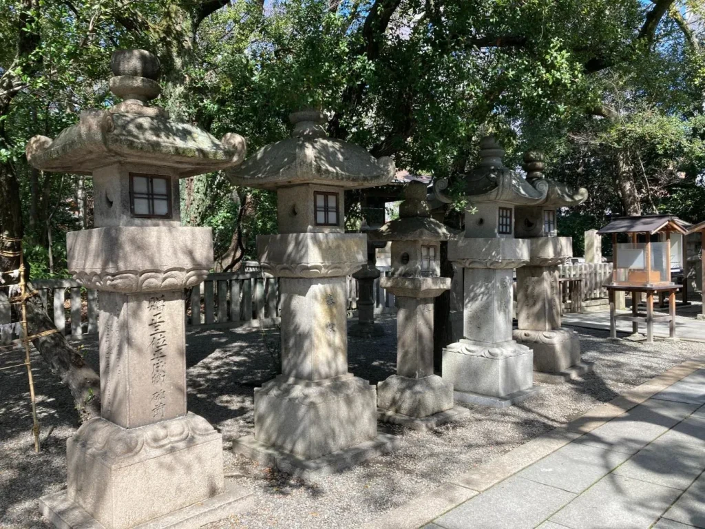 湊川神社「御墓所」尼崎藩の歴代藩主が建てた灯籠