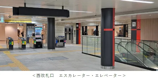阪神大阪梅田駅　改良後の西改札口のエスカレーターとエレベーター