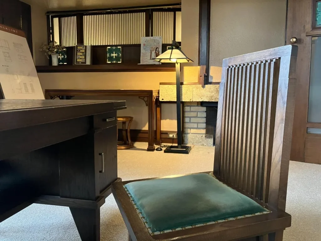 ヨドコウ迎賓館　3階復元された椅子と机