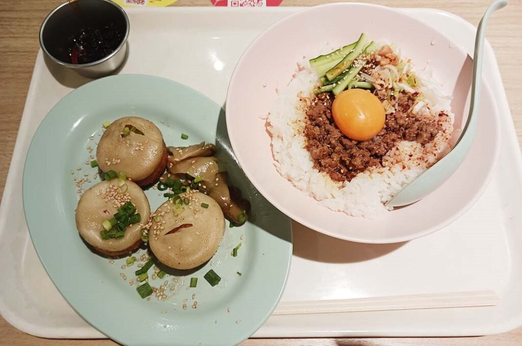 ダパイダンの焼き小籠包×ジャージャー飯