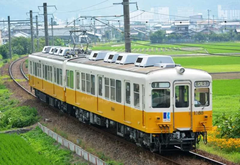 ことでん琴平線を走る1080形電車（旧京浜急行1000形）