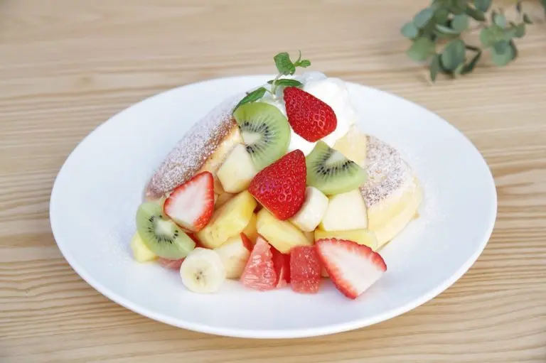 幸せのパンケーキの季節のフレッシュフルーツパンケーキ