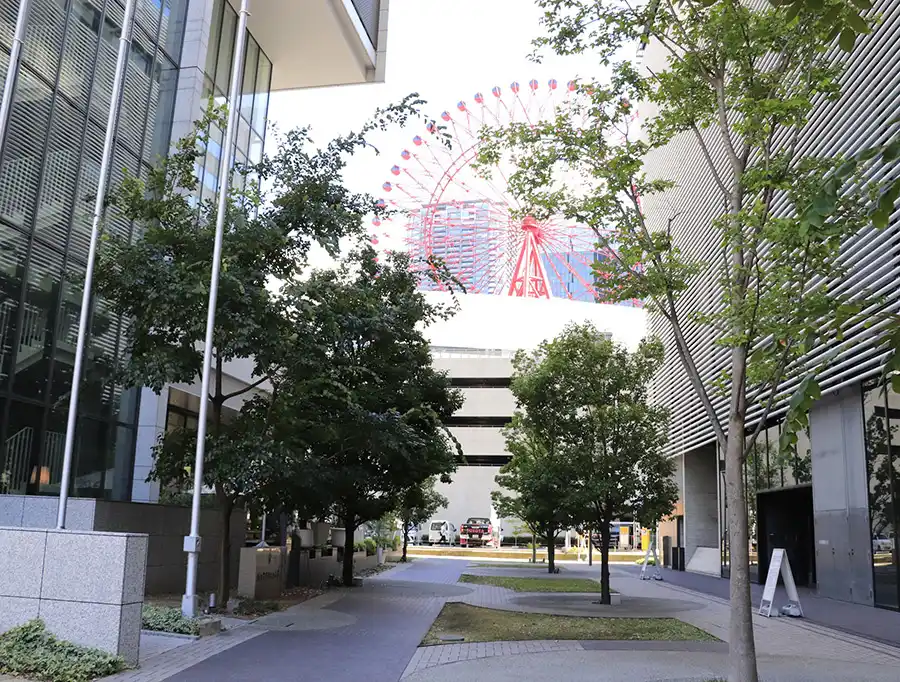 梅田ワーフ前の静かな通り