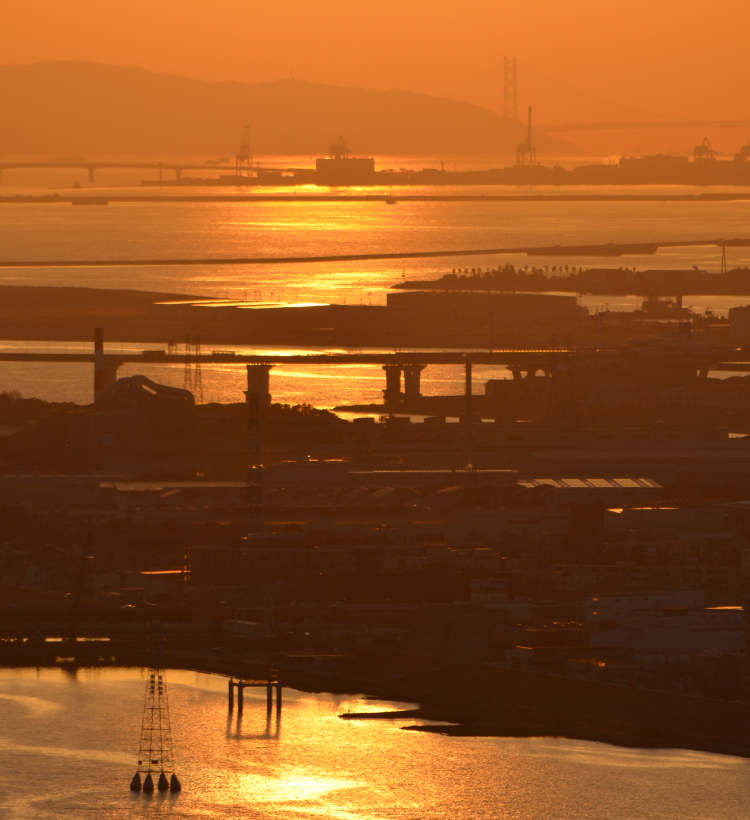 梅田スカイビルの空中庭園展望台から「明石海峡大橋に沈む夕陽」