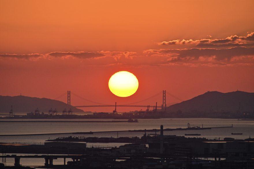 梅田スカイビルの空中庭園展望台から「明石海峡大橋に沈む夕陽」