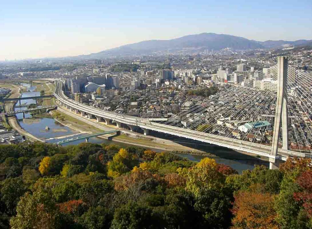 五月山から紅葉と川西市内を望む