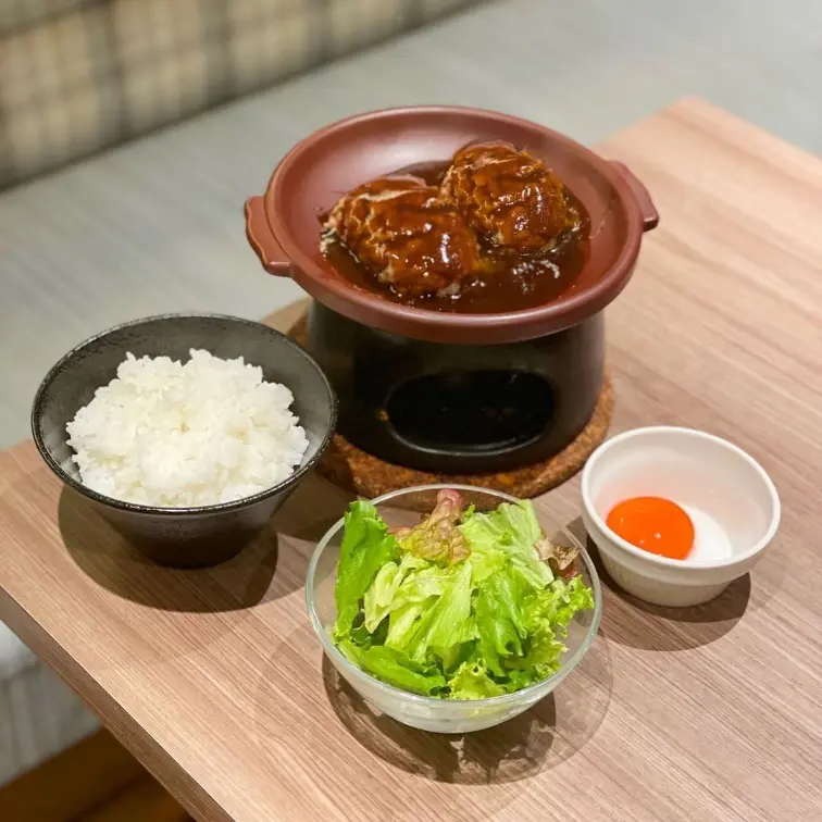 肉屋のハンバーグと炊き立ての米