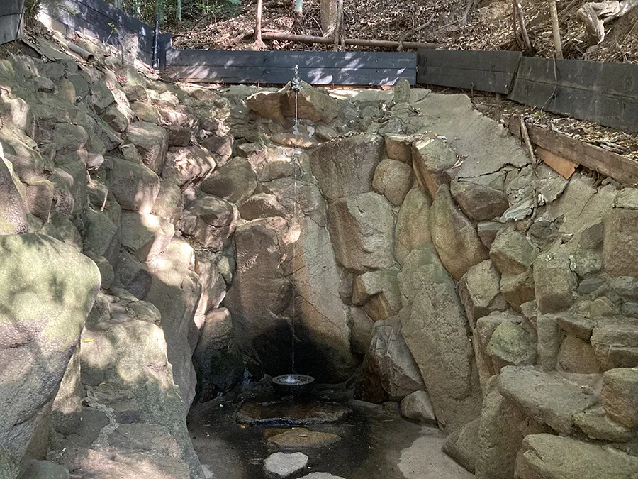 湧水でできたとされる垂水の滝