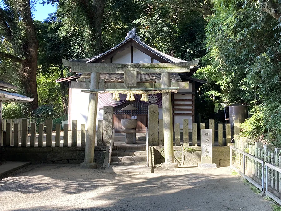 垂水神社の不動の社