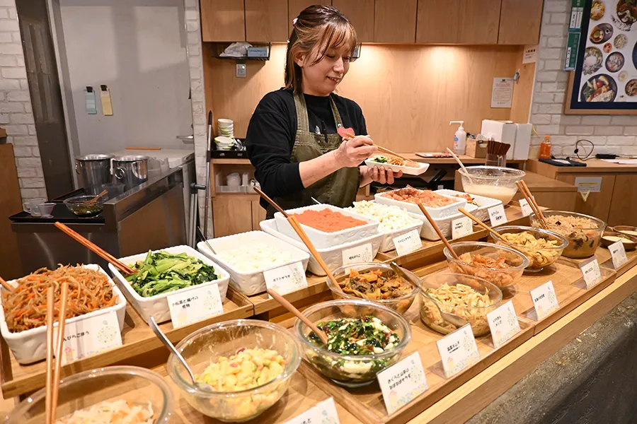 ごはんとわたしエキスポシティ店　ビュッフェコーナー