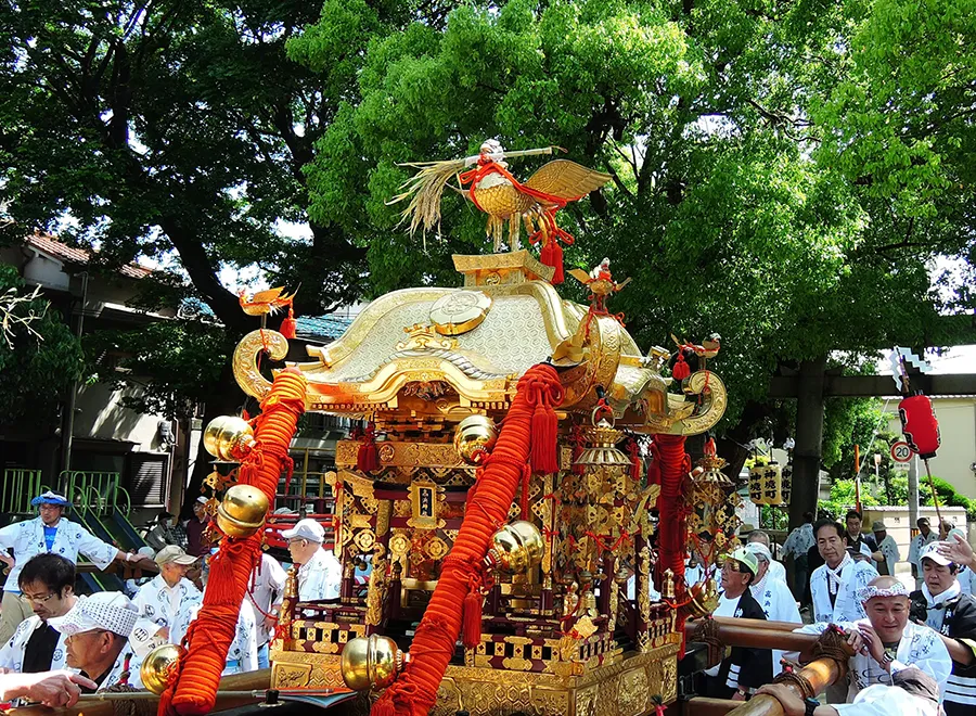 春祭りの神輿渡御の様子