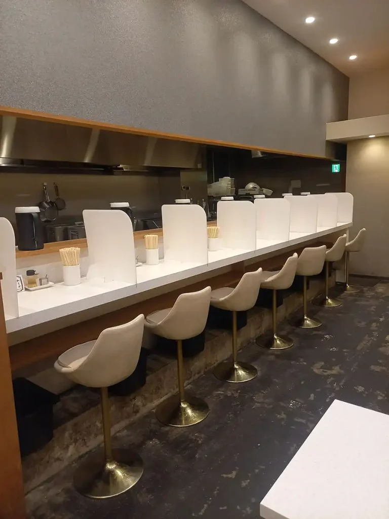 ラーメン鱗江坂店 内観2