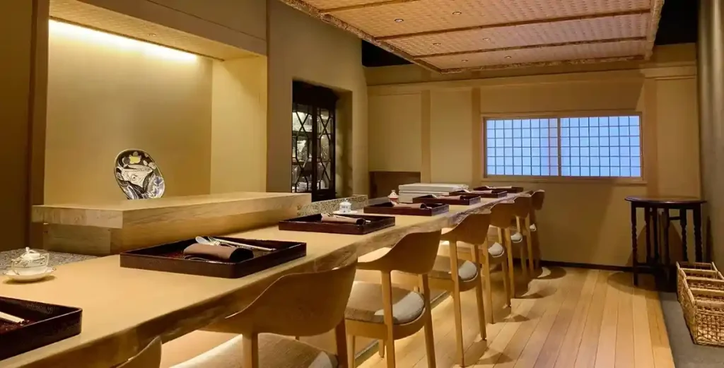 メイ 内観